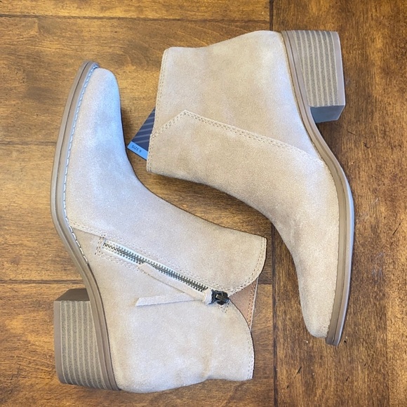 White Mountain Shoes - White Mountain Women's taupe Ankle Boots 🆕
